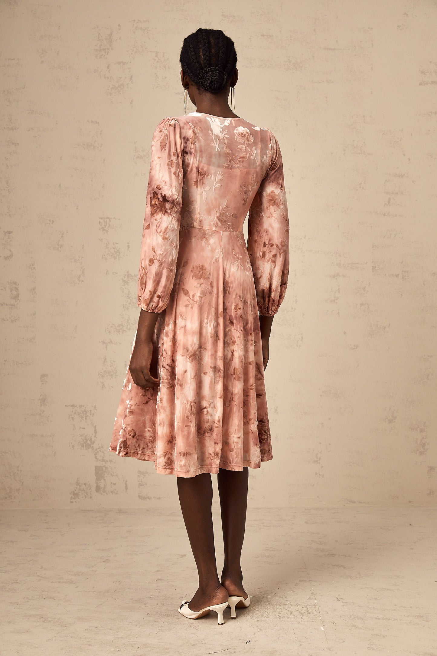 Maddalena Çiçek Desenli Süslenmiş Kadife Midi Elbise