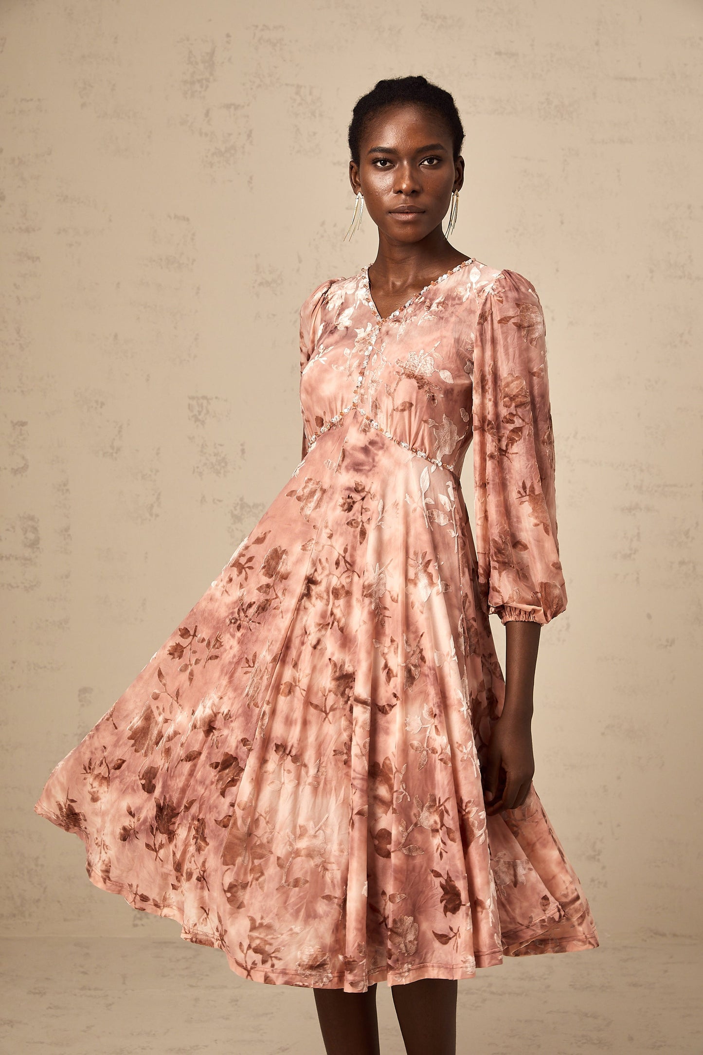 Maddalena Çiçek Desenli Süslenmiş Kadife Midi Elbise