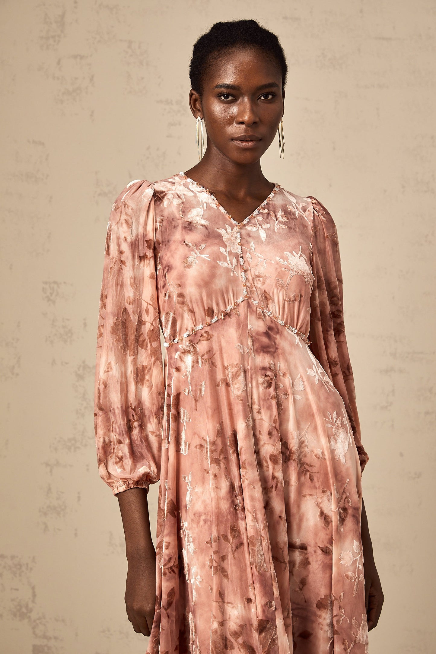 Maddalena Çiçek Desenli Süslenmiş Kadife Midi Elbise