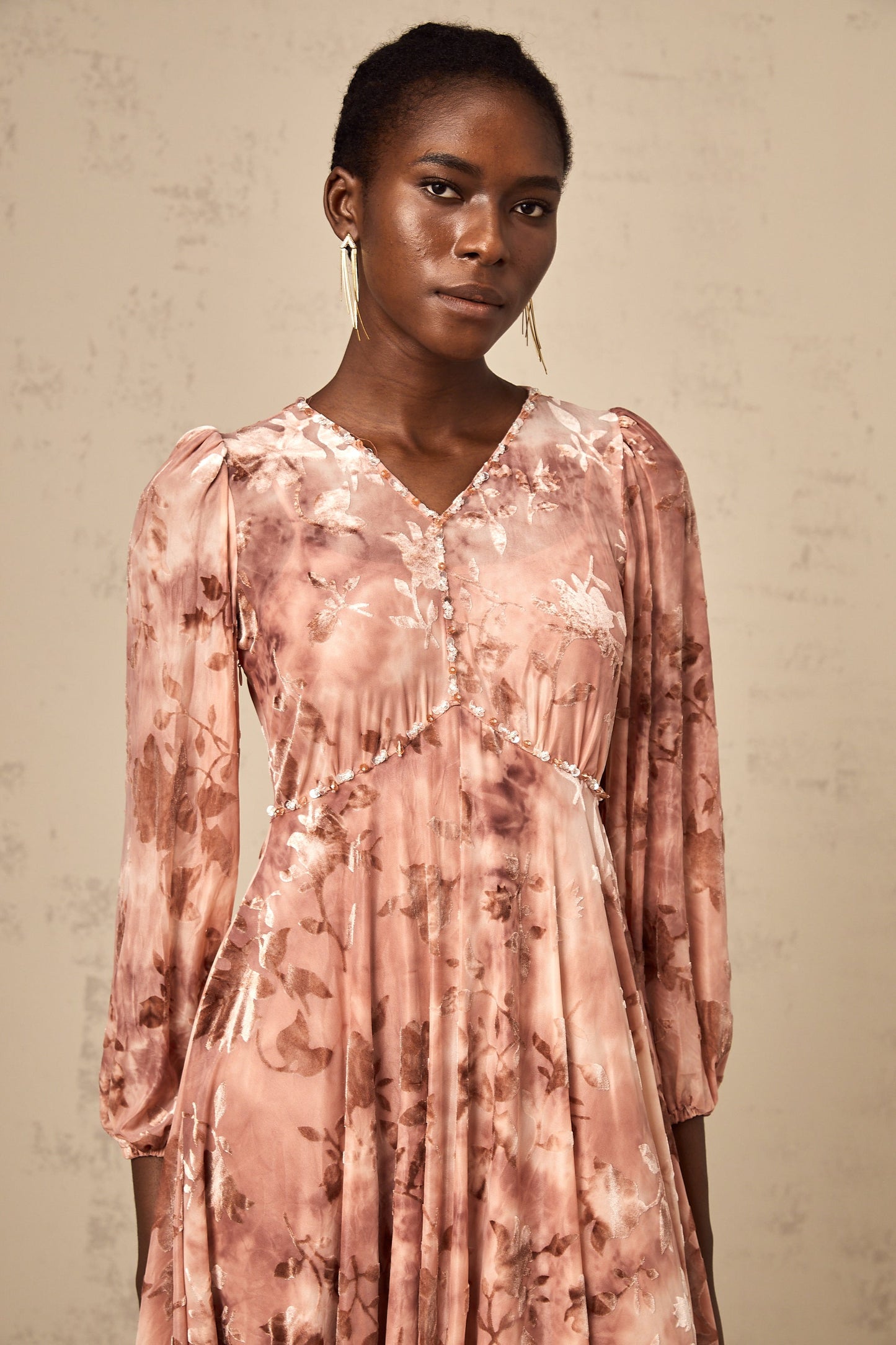 Maddalena Çiçek Desenli Süslenmiş Kadife Midi Elbise