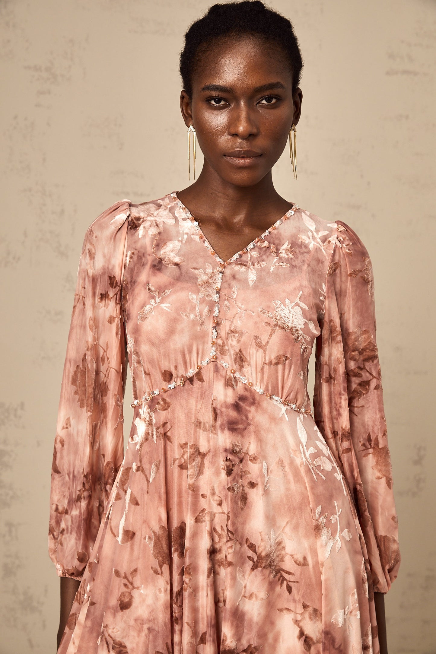 Maddalena Çiçek Desenli Süslenmiş Kadife Midi Elbise