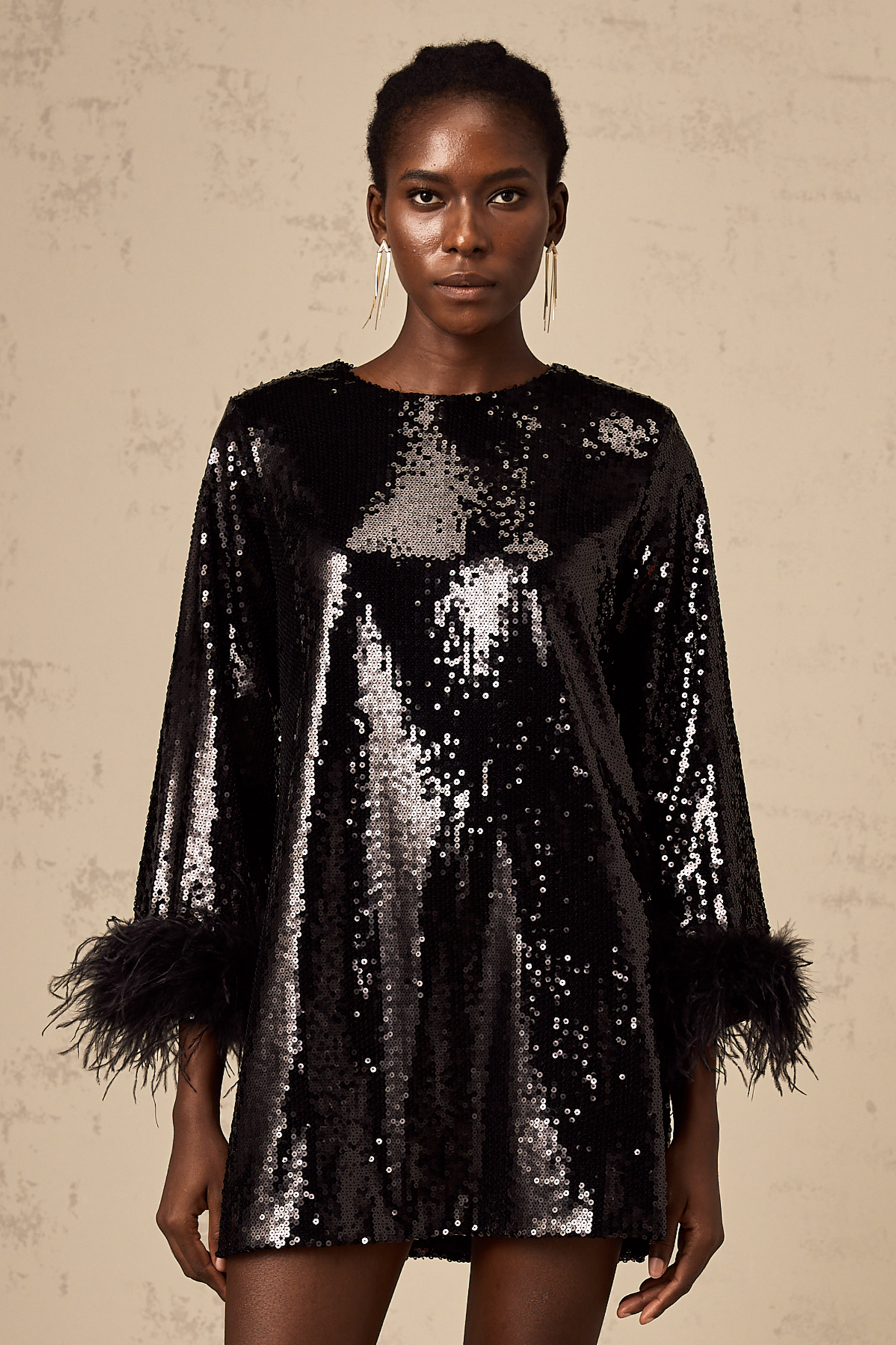 Kina Siyah Tüy Manşetli Pullu Mini Elbise