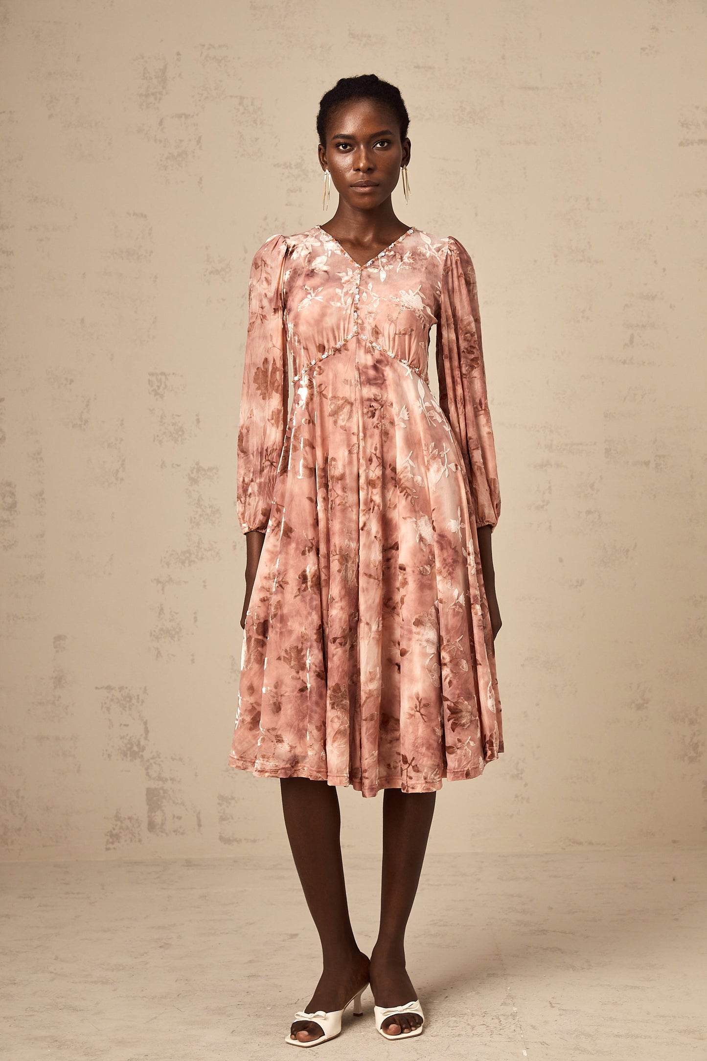 Maddalena Çiçek Desenli Süslenmiş Kadife Midi Elbise