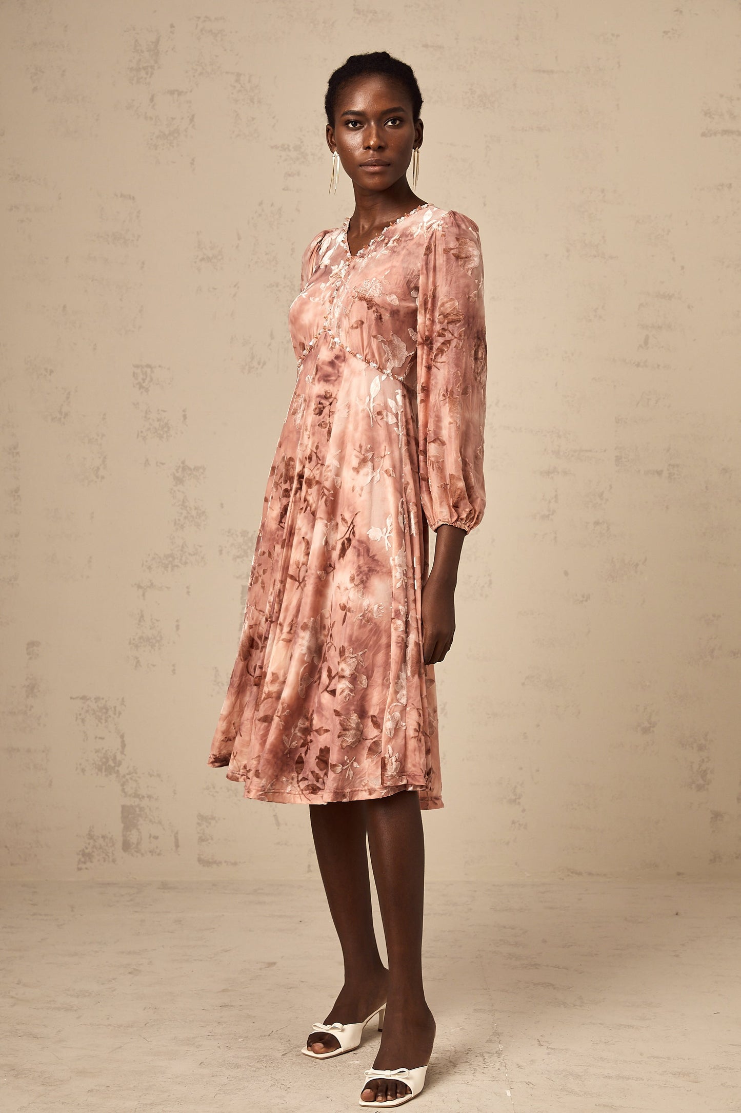 Maddalena Çiçek Desenli Süslenmiş Kadife Midi Elbise