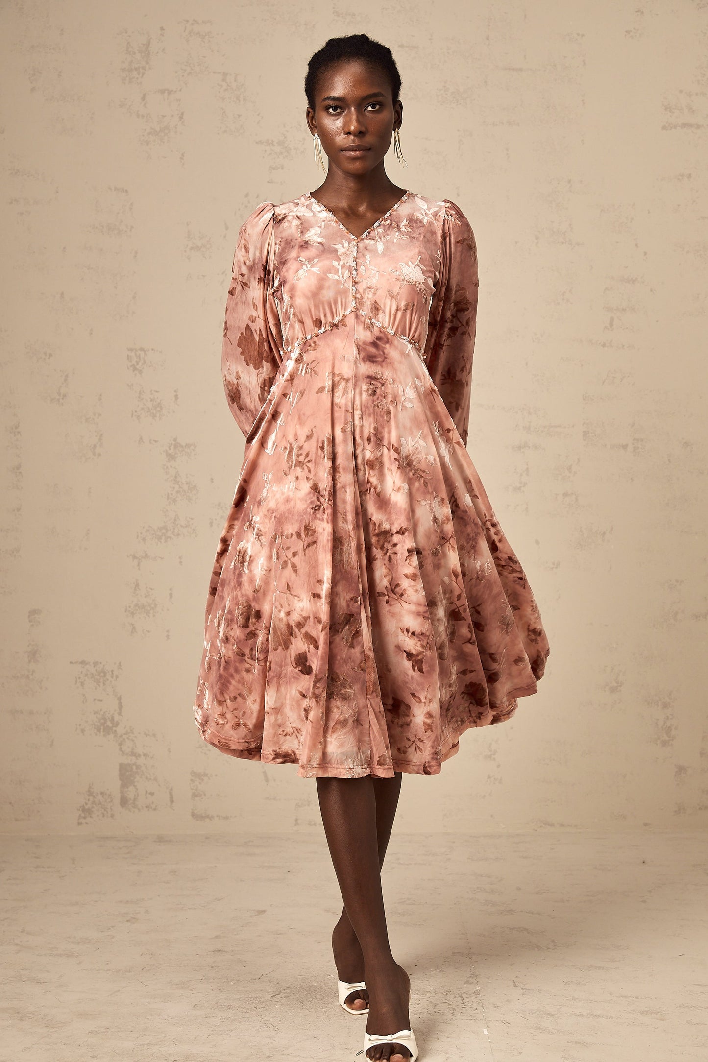 Maddalena Çiçek Desenli Süslenmiş Kadife Midi Elbise