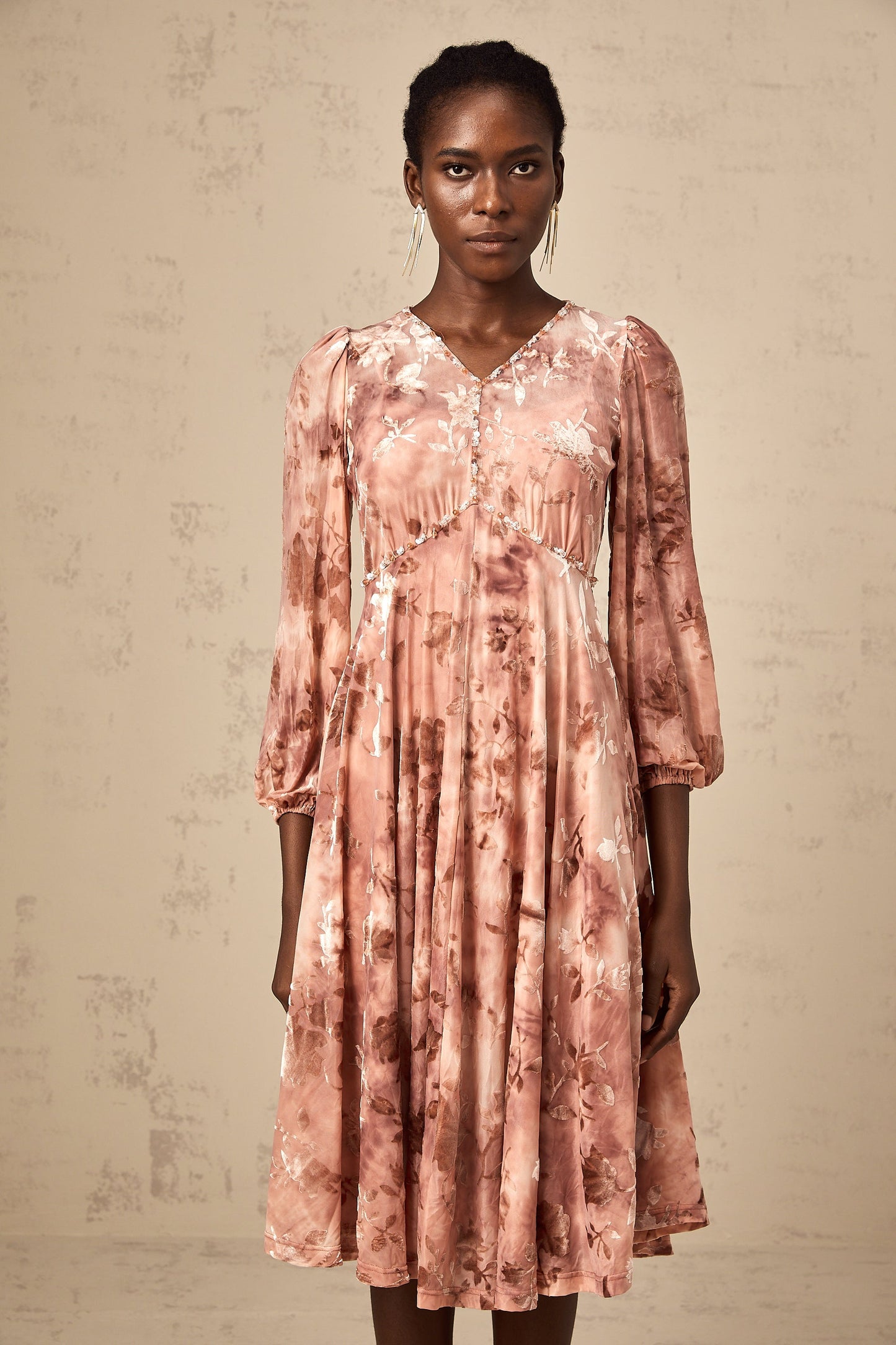 Maddalena Çiçek Desenli Süslenmiş Kadife Midi Elbise