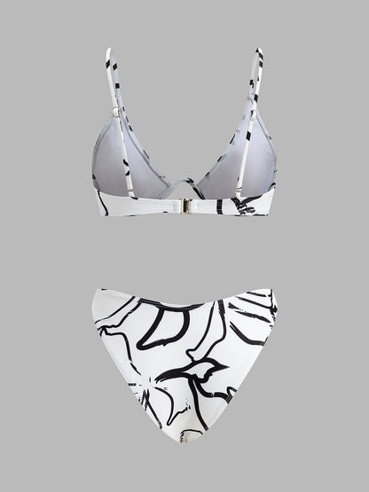 Şık Soyut Üçgen Bikini Takımı ile Trendy Plaj Görünümü