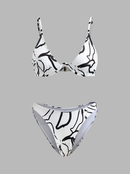 Şık Soyut Üçgen Bikini Takımı ile Trendy Plaj Görünümü